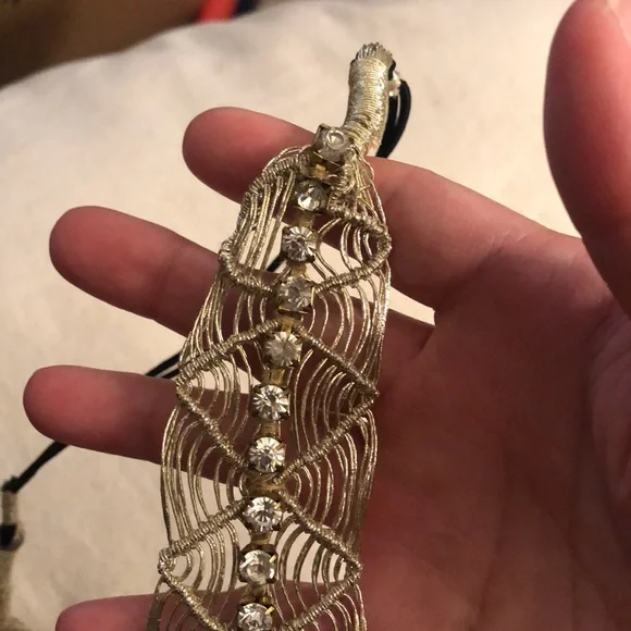 💎 Amazing jeweled headband. Amazing gold wire detail for ultimate Queen vibes. - Picture 9 of 16